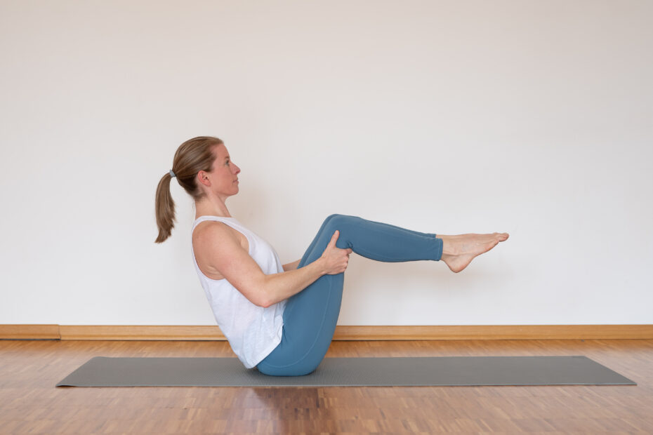 Übung mit schwebenden Beinen im Sitz