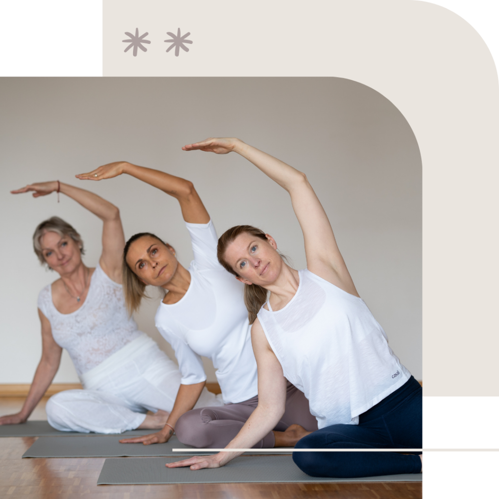 Natalie Orthmann als Beckenbodentrainerin mit zwei Kursteilnehmerinnen