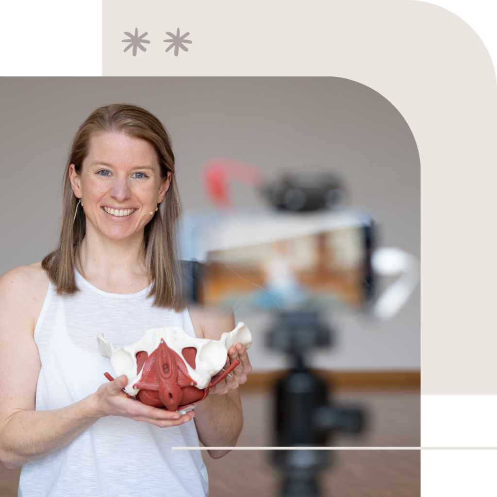 Natalie Orthmann als Beckenbodentrainerin mit Beckenmodell vor der Kamera
