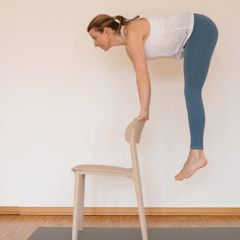 Sprung auf einen Stuhl gestützt