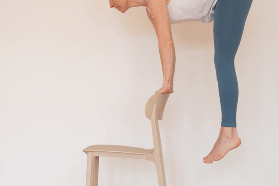 Sprung auf einen Stuhl gestützt