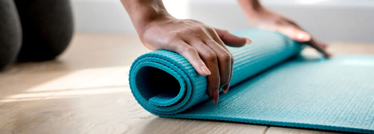 Sportmatte wird ausgerollt
