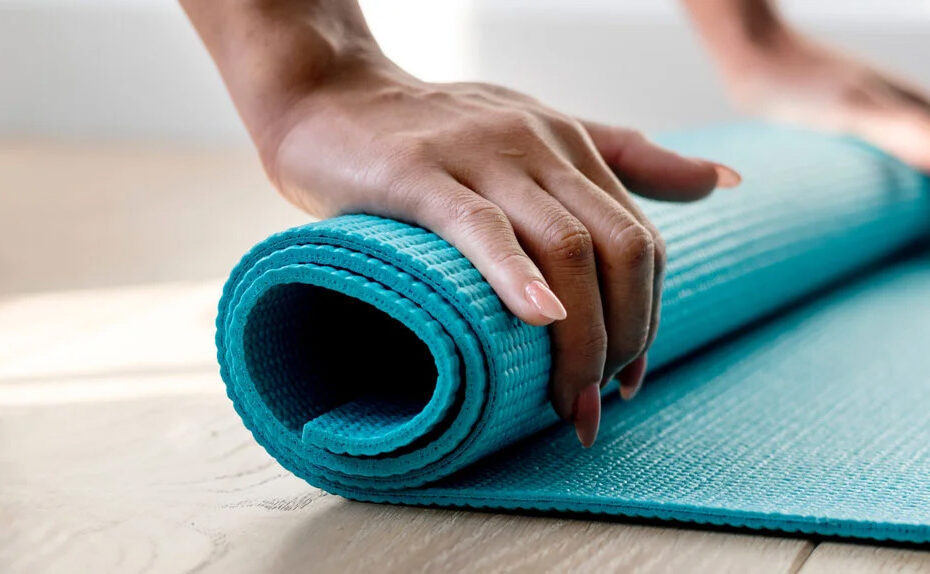 Sportmatte wird ausgerollt